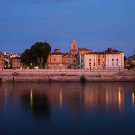 Appartement A Pied Du Centre Avec Place De Parking Arles Exterior photo