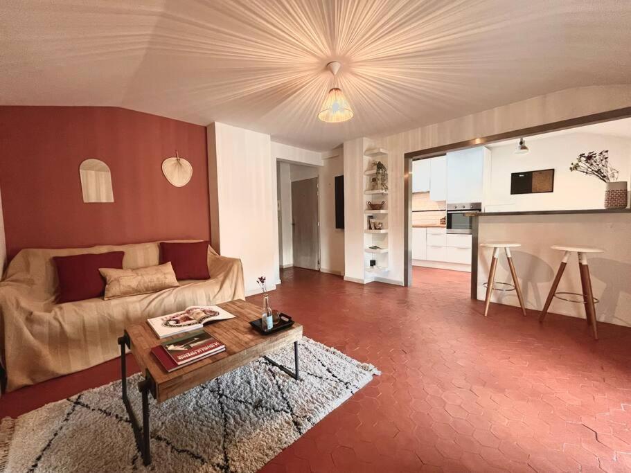 Appartement A Pied Du Centre Avec Place De Parking Arles Exterior photo